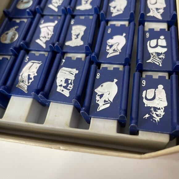 1961 Stratego 40 Blue pieces + 36 Red pieces (missing 4) + trays - plastic - Picture 5 of 9